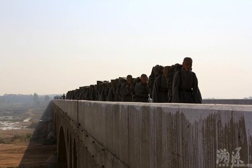 镜头记录中国的女性苦行僧生活 行脚乞食露宿野外