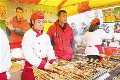 北京摊主花19万夺庙会标王 每天卖羊肉串挣15万