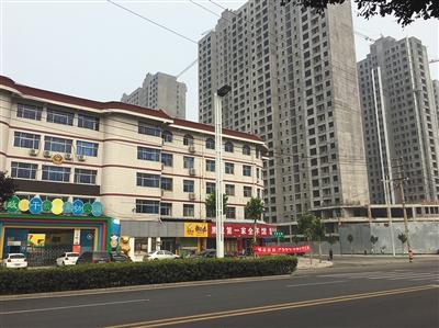 商丘市政法干校家属院因其南面要建高层小区，将影响采光，与开发商产生纠纷，之后家属院被雇用来的大妈们骂了几天。