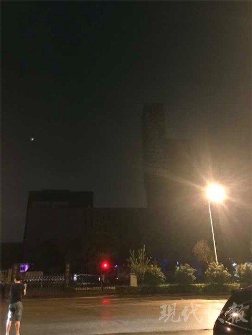 南京马群一高层建筑起火 已及时扑灭无人员伤亡