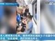 北京地铁一女子拒让座 遭老人拐杖插双腿中间横扫